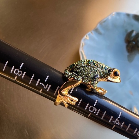 Encrusted with green crystals gold tone frog ring - Picture 10 of 10